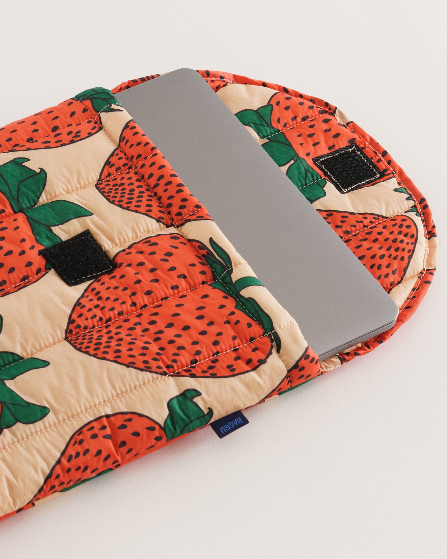 Baggu Puffy Laptop Sleeve 16" - Strawberry