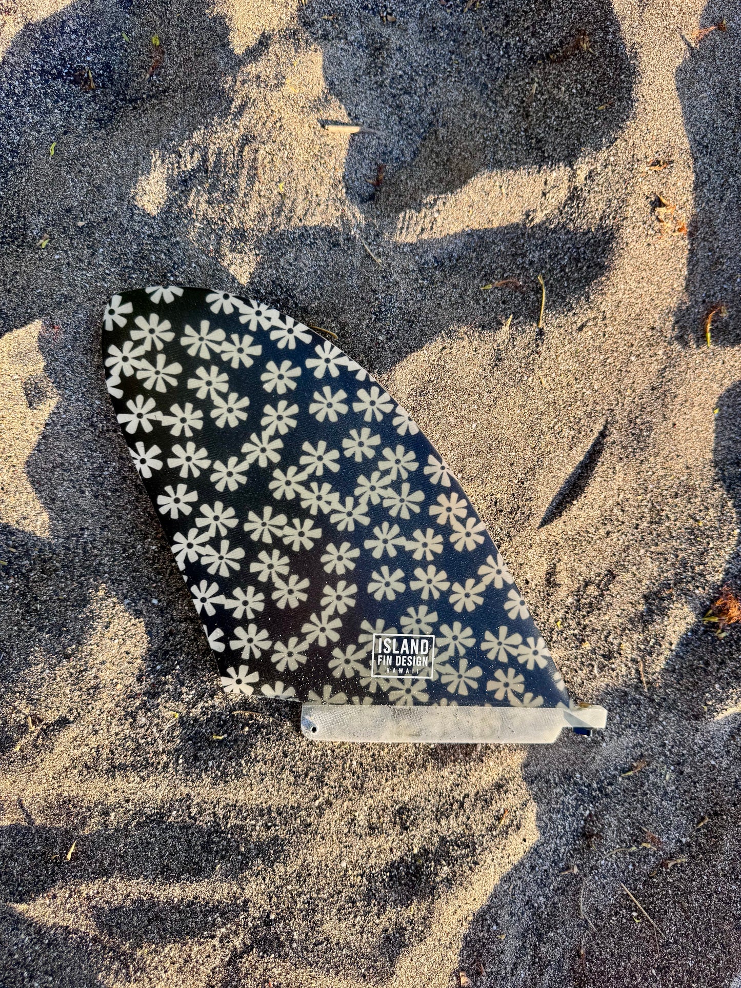 Island Fin Design 9.5 D Fin - Black With White Daisies